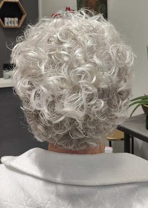 Hellävarainen permanentti harmaantuneille hiuksille.