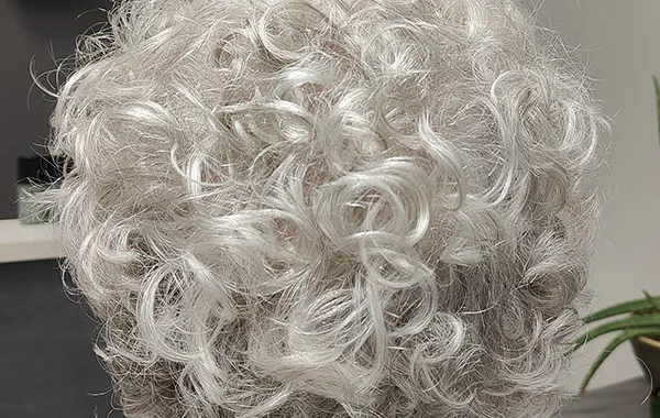 Hellävarainen permanentti harmaantuneille hiuksille.