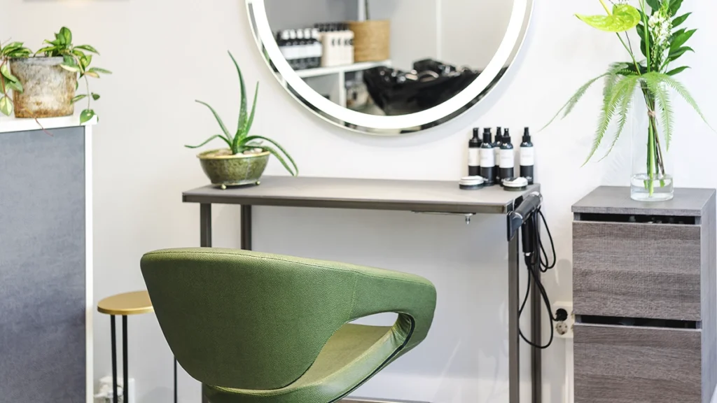 Hiusduetto parturi-kampaamon salonki.