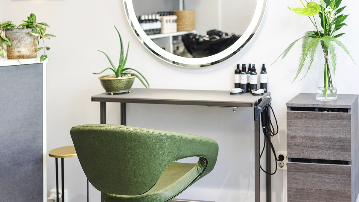 Hiusduetto parturi-kampaamon salonki.