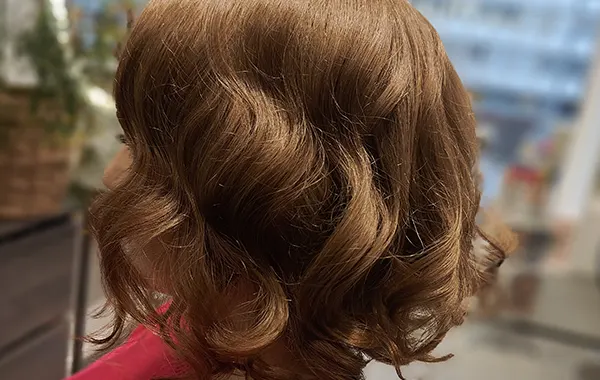 Upeita luonnollisia hiussävyjä kasviväreillä.