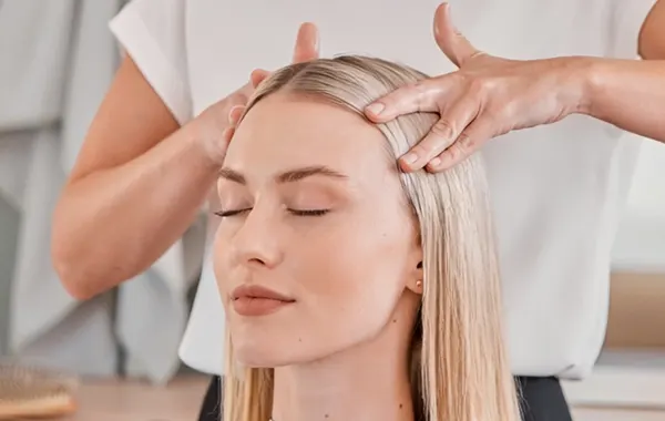 Intialainen päähieronta kampaamossa.