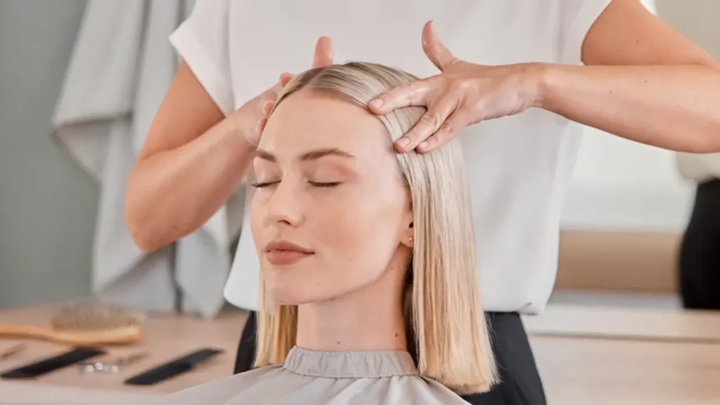 Intialainen päähieronta kampaamossa.