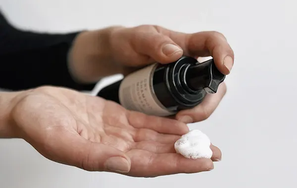 Less is More dry shampoo kädessä.