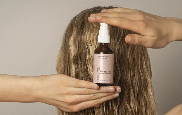 Öljyhoito pullo hiuksille ja hiuspohjalle.