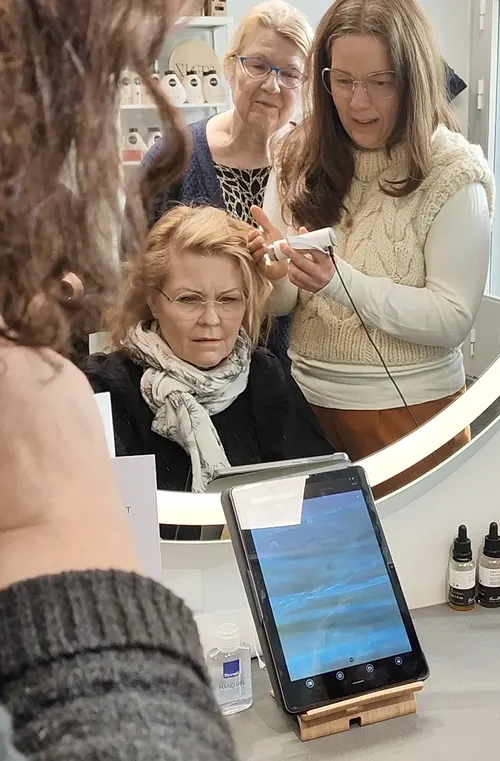 Hiusten ja Hiuspohja-analyysi-mikrokamera. Koulutustilaisuus.