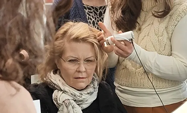 Hiusten ja hiuspohja-analyysi mikrokameralla.