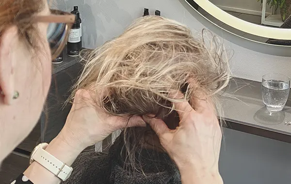 Intialainen päähieronta kampaamossa, Minna Mäkeläinen Hiusduetto.